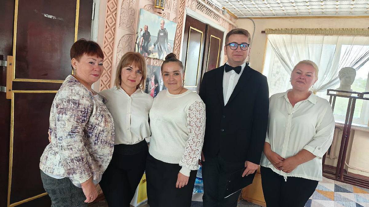 Євгєній Овчінніков із новими колегами у Каланчаку